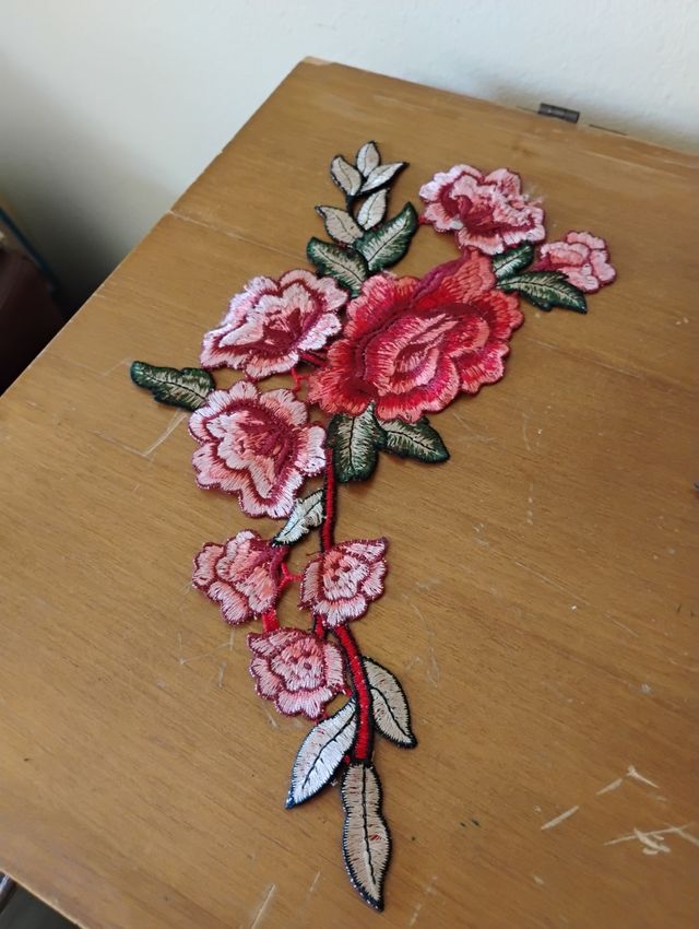 Spilla in piuma blu marino