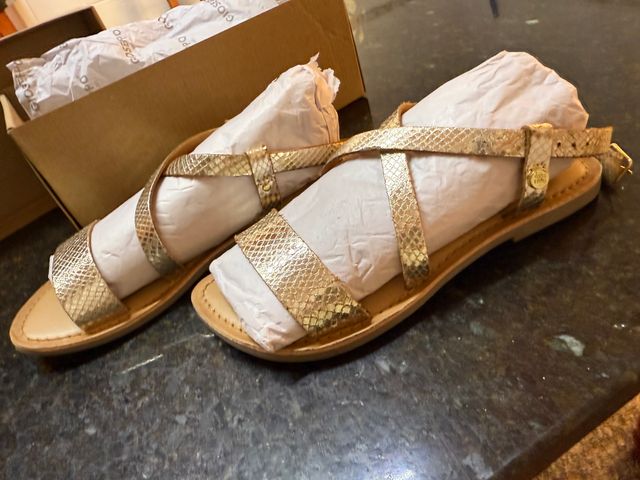 Sandalias doradas niña