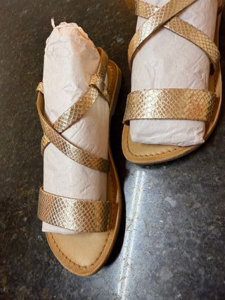 Sandalias doradas niña