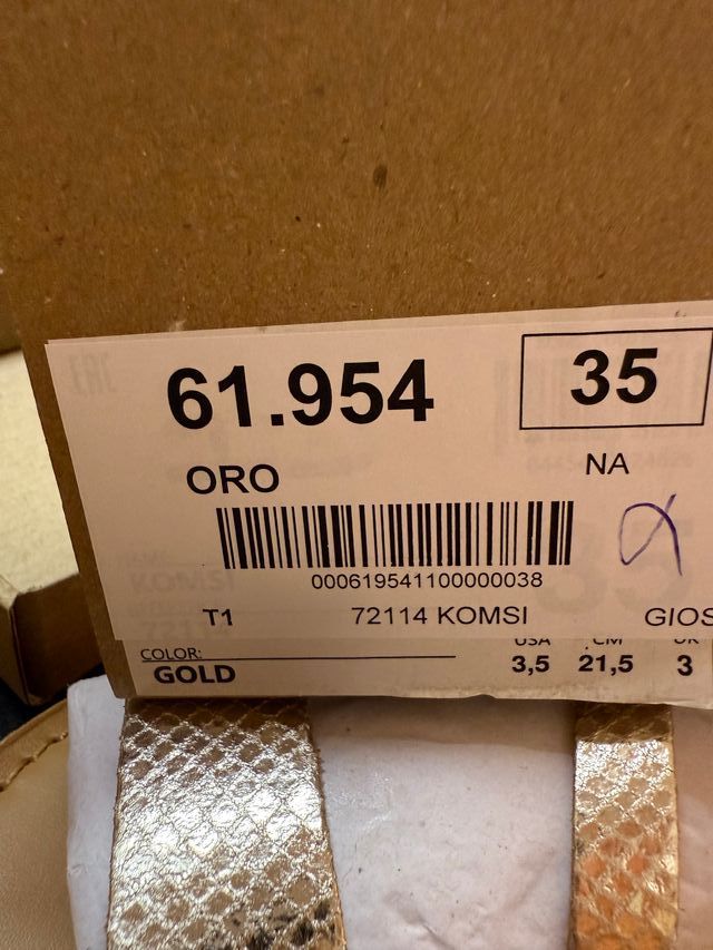 Sandalias doradas niña