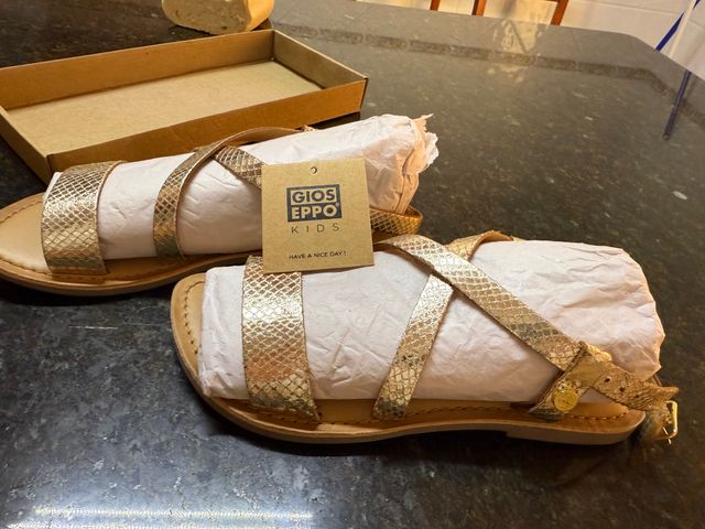 Sandalias doradas niña