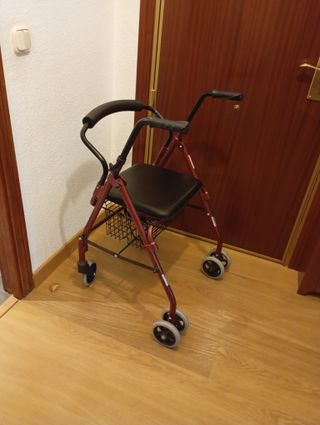 Andador con asiento y cesta