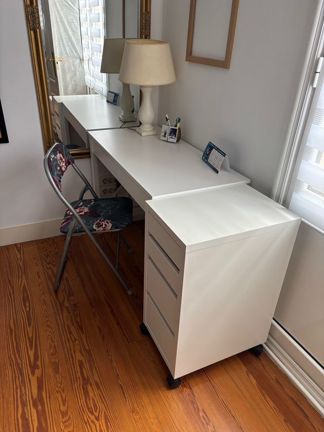 Escritorio blanco + cajonera + silla + lámpara