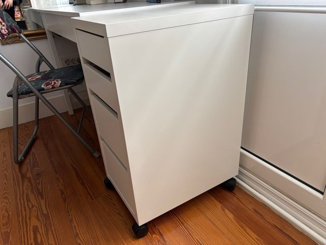 Escritorio blanco + cajonera + silla + lámpara