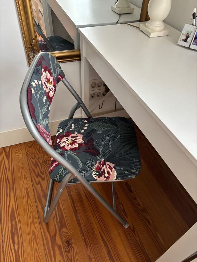 Escritorio blanco + cajonera + silla + lámpara