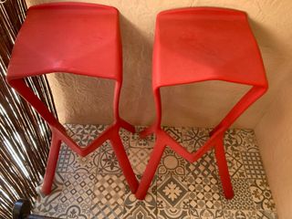 2 Taburetes altos rojos - Plástico