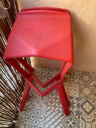 2 Taburetes altos rojos - Plástico