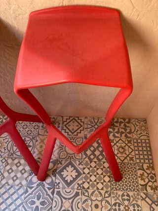 2 Taburetes altos rojos - Plástico