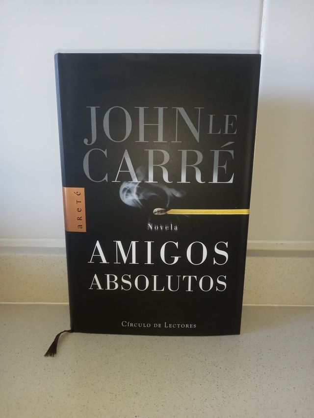 Libro “Amigos Absolutos” de John le Carré.