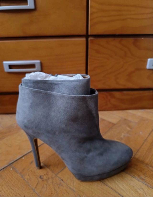Botín gris de tacón alto