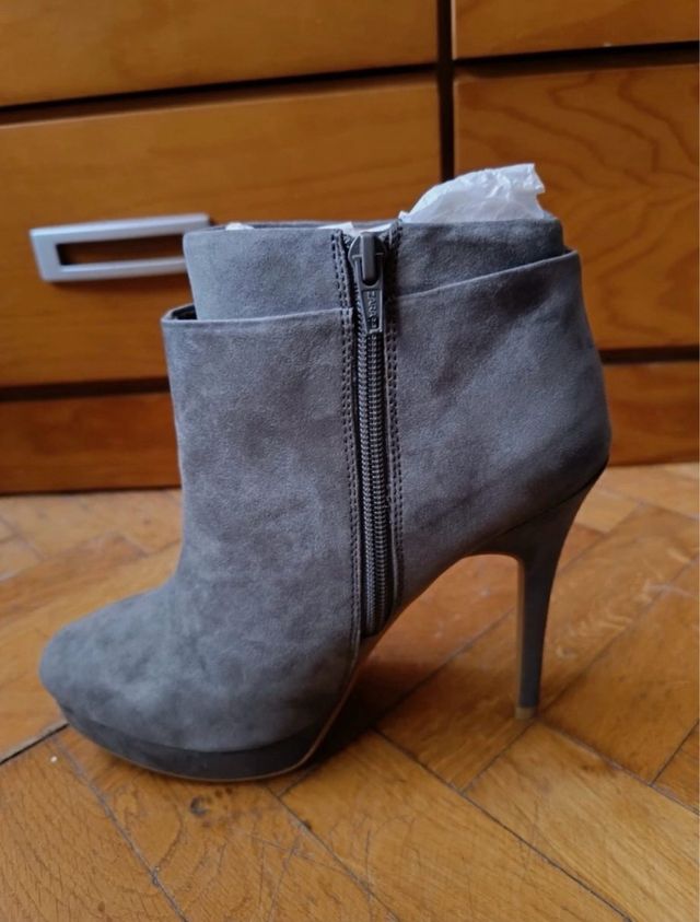 Botín gris de tacón alto