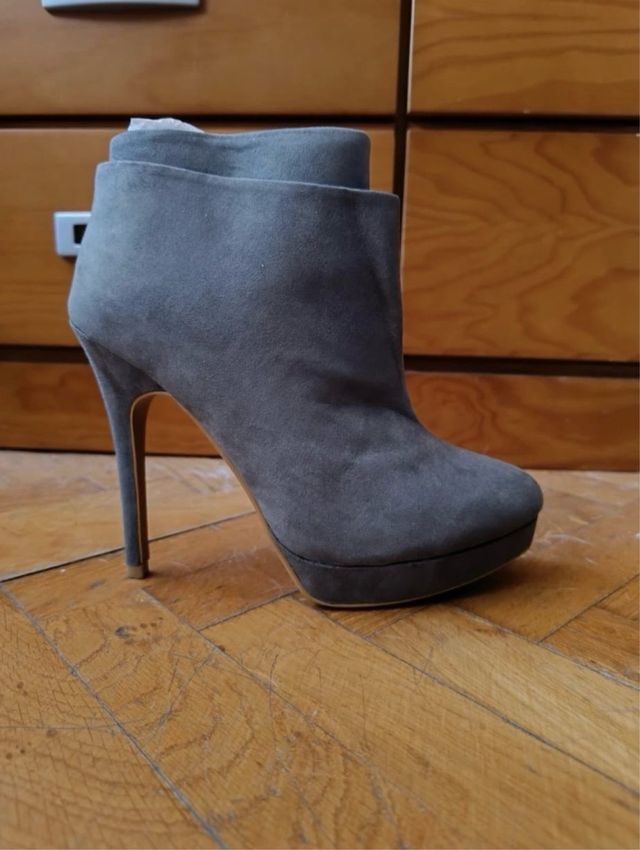 Botín gris de tacón alto