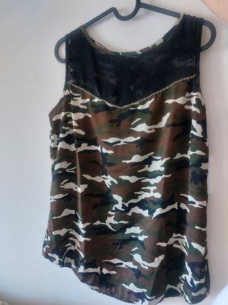 Blusa camuflaje con detalle en negro