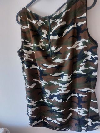 Blusa camuflaje con detalle en negro