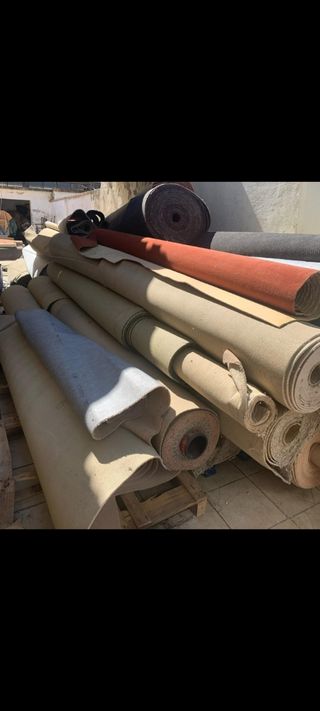 Rollos moqueta varios colores y están empezados