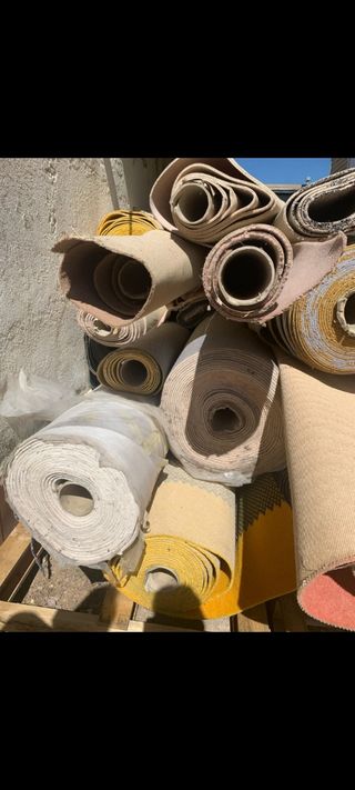Rollos moqueta varios colores y están empezados