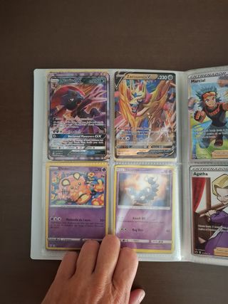 Carpeta con 200 cartas Pokemon Pikachu