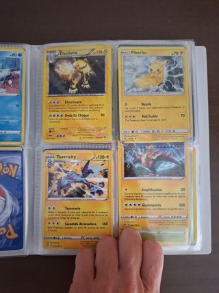 Carpeta con 200 cartas Pokemon Pikachu