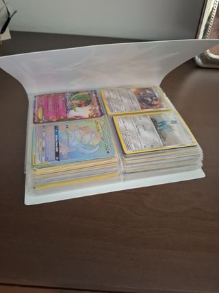 Carpeta con 200 cartas Pokemon Pikachu