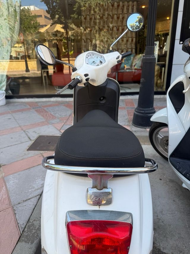 Vespa LX 50 blanca