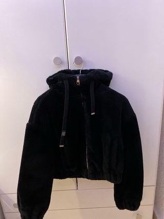 Chaqueta negra borrego con capucha