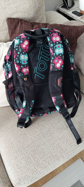 Mochila infantil marca totto. 