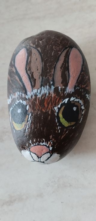 Coniglio dipinto a mano su pietra
