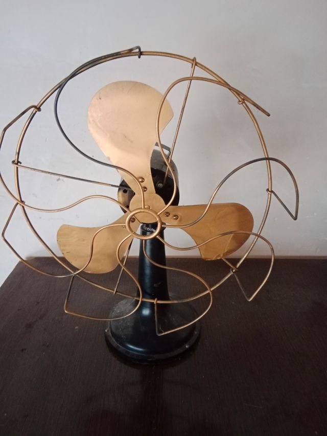 Ventilador antiguo negro y dorado 