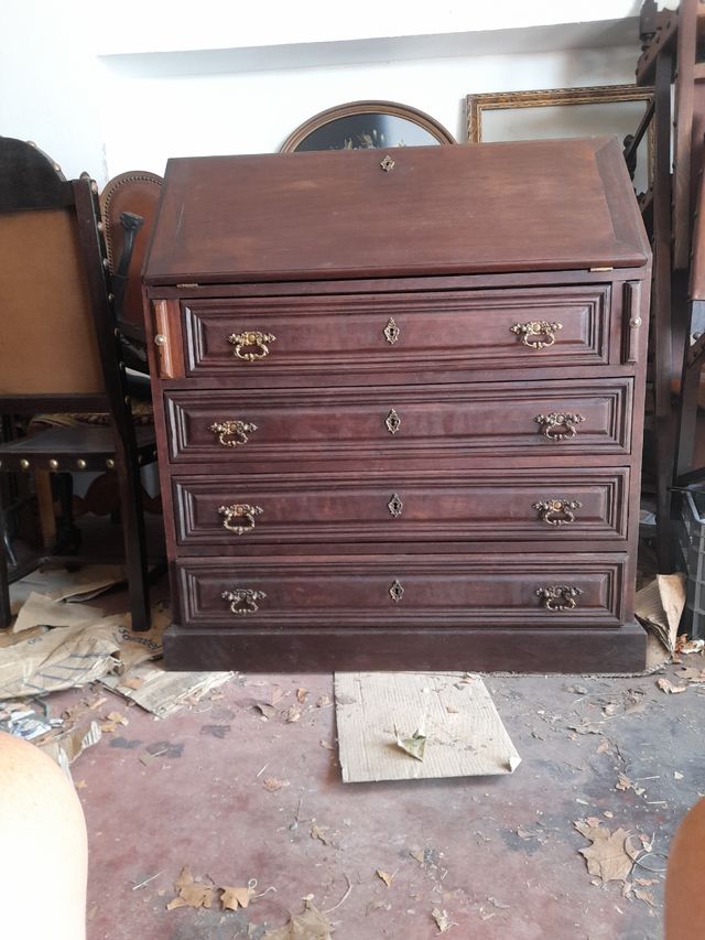 Escritorio antiguo de madera