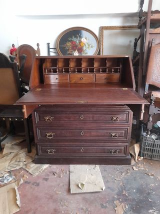 Escritorio antiguo de madera