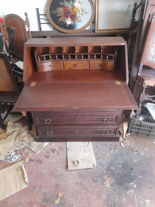 Escritorio antiguo de madera