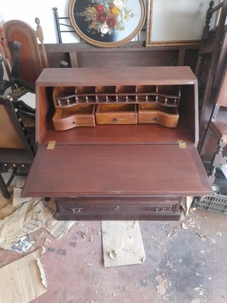 Escritorio antiguo de madera