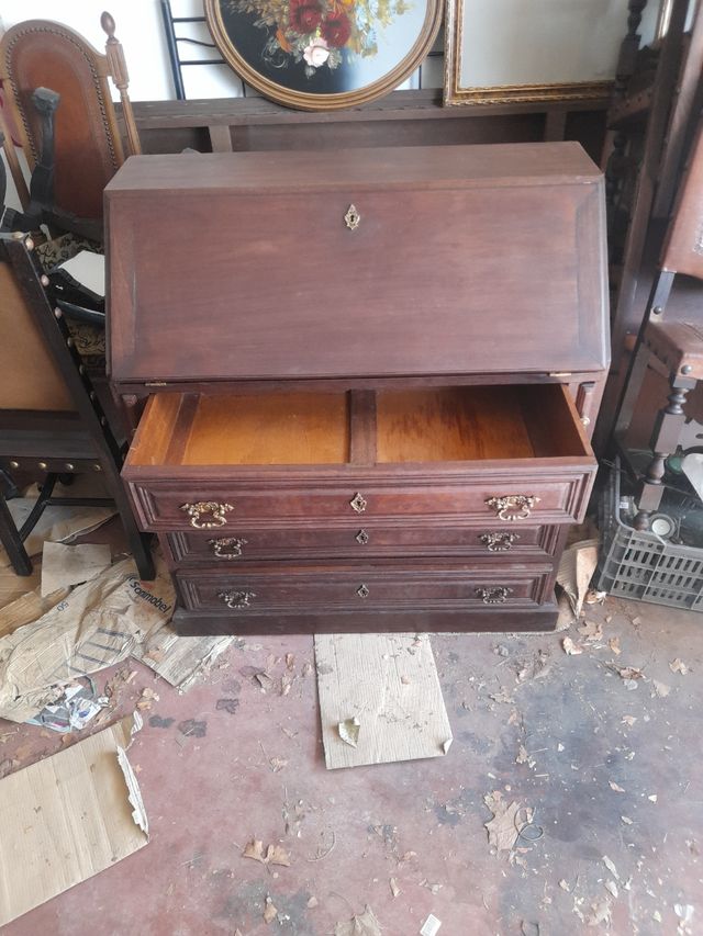 Escritorio antiguo de madera