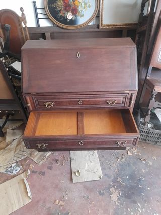 Escritorio antiguo de madera