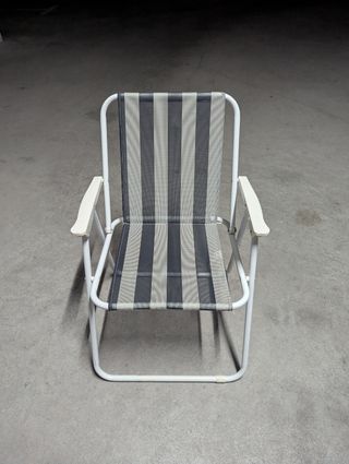 Silla de playa plegable prácticamente nueva.