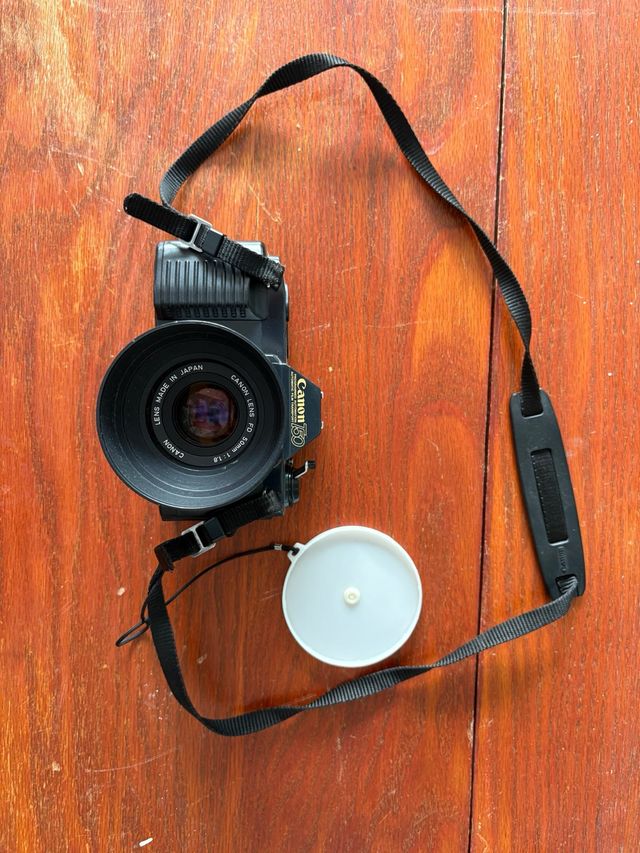 Canon T50: Cámara réflex negra.