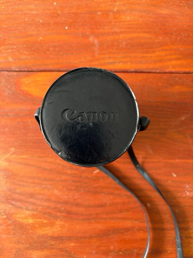 Canon T50: Cámara réflex negra.