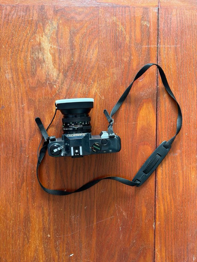 Canon T50: Cámara réflex negra.