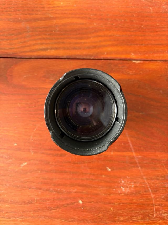 Canon T50: Cámara réflex negra.