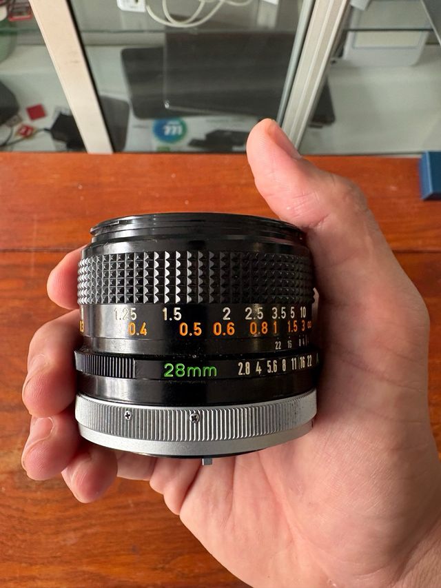 Canon T50: Cámara réflex negra.