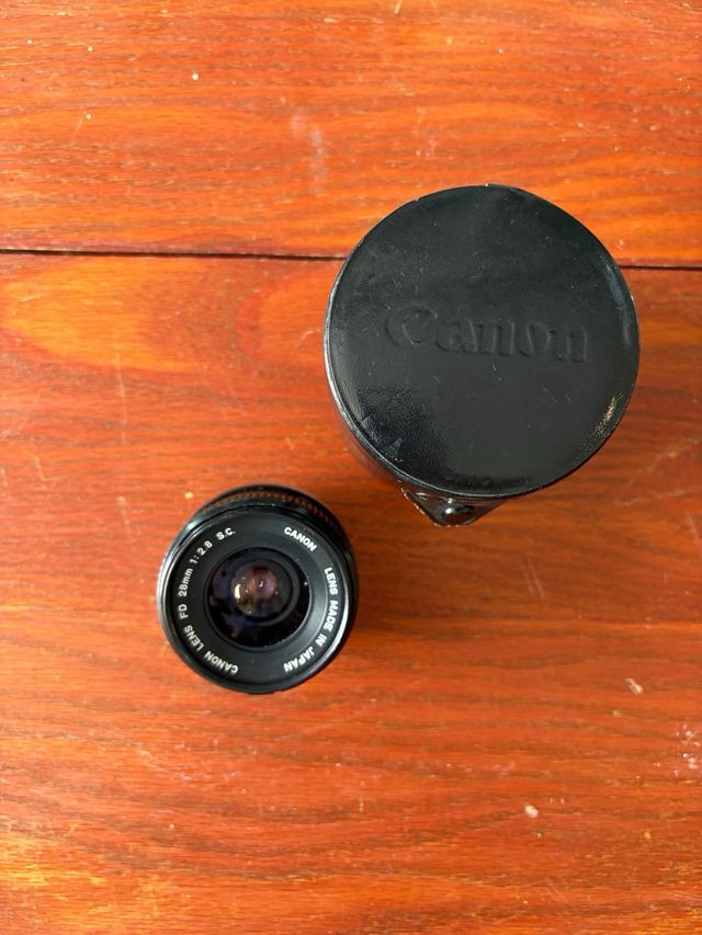 Canon T50: Cámara réflex negra.