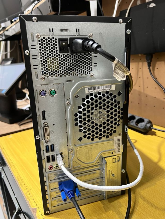 Fujitsu P556 E85+ - PC Desktop Preto