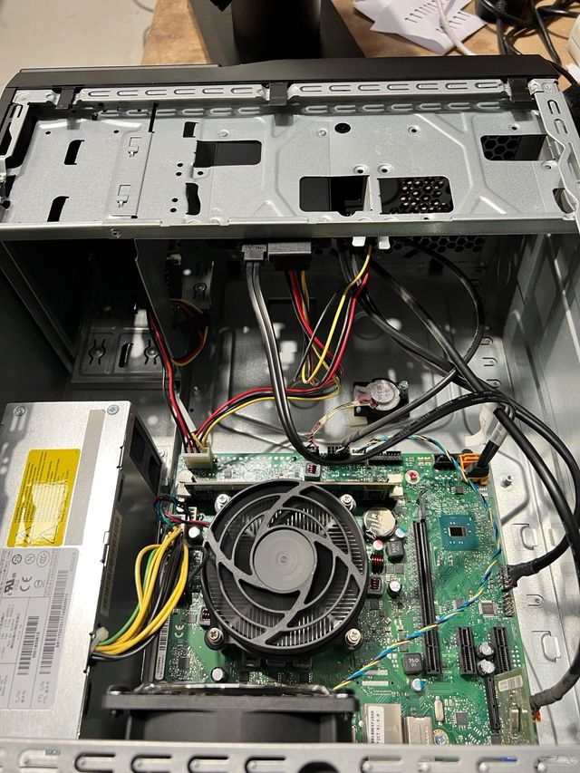 Fujitsu P556 E85+ - PC Desktop Preto