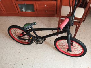 BMX negra con ruedas rojas