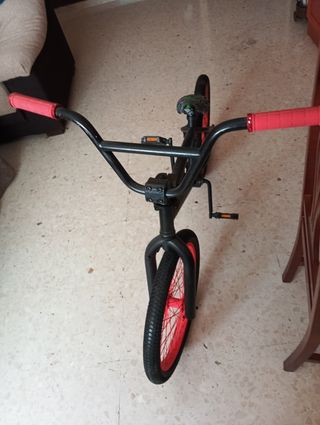 BMX negra con ruedas rojas