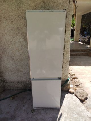 Nevera pequeña blanca