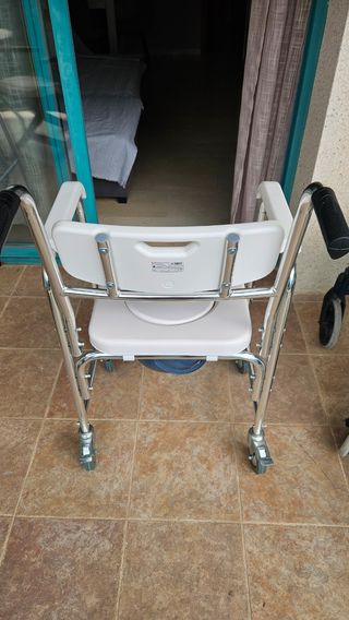 Silla de baño con ruedas