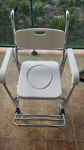 Silla de baño con ruedas