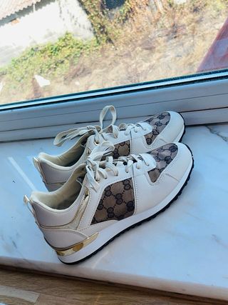 Zapatillas deportivas blancas y marrón 