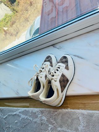 Zapatillas deportivas blancas y marrón 